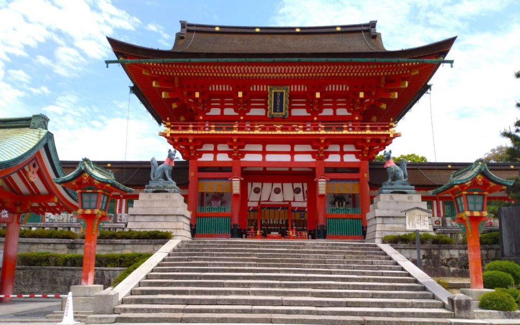 The Romon Gate (Tower Gate) of Fushimi Inari Taisha Shrine in Kyoto, Japan.