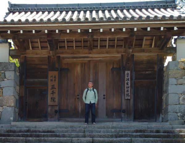 The author standing in front of Sanzenin Gate