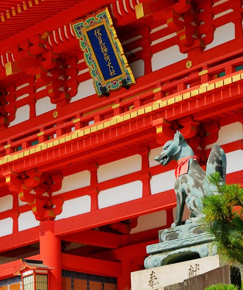 Image of the fox statute in front of the tower gate of Fushimi Inari Taisha Shrine, Kyoto, Japan